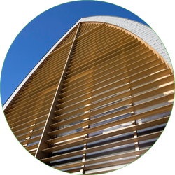 Projet à Longwy avec de brise-soleil vertical en aluminium, couleurs blanc et jaune