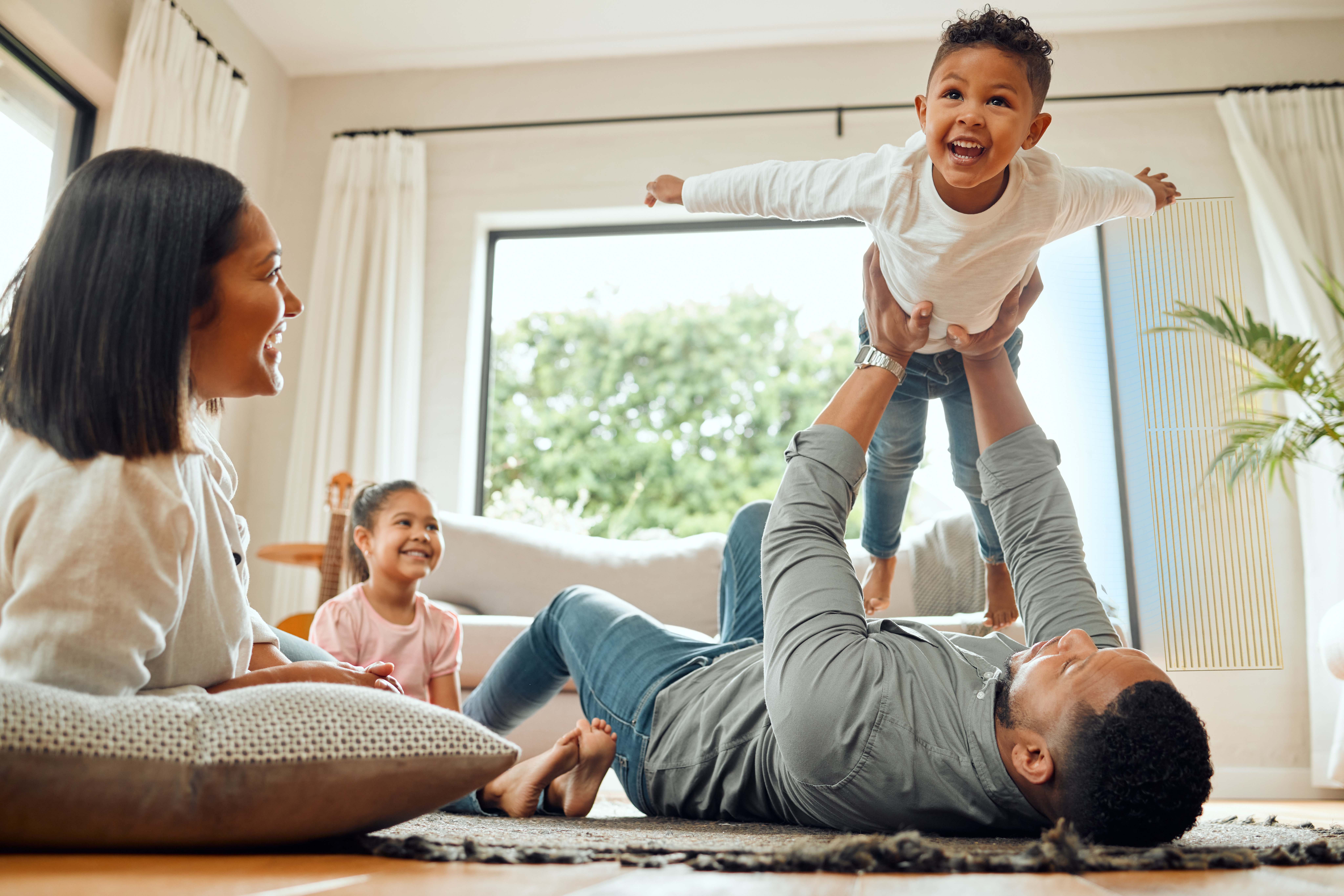 Quality-time met het gezin in de woonkamer, met een ventilatierooster op de achtergrond