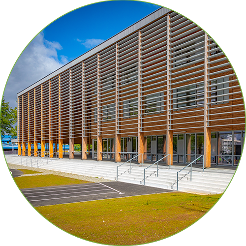Collège Jean-Rancine à Saint-Brieuc avec de brise-soleil vertical à lames horizontales de DUCO