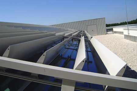 Brise soleil à lames orientables sur une toiture vitrée