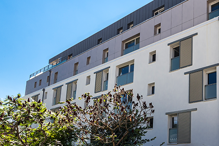 Détail de la façade résidence Amapola à Annecy équipée de volets coulissants avant les fenêtres