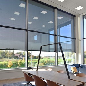 Screens verticaux ou screens à projection : Quelle protection solaire à toile convient le mieux à votre projet ?