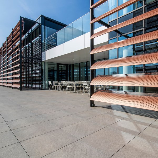 Protection solaire structurelle pour immeubles de bureaux DCM combine fonctionnalité et design