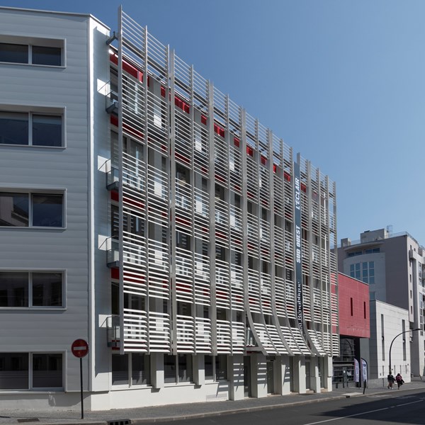 Brise-soleil architecturale pour une maison d’édition française