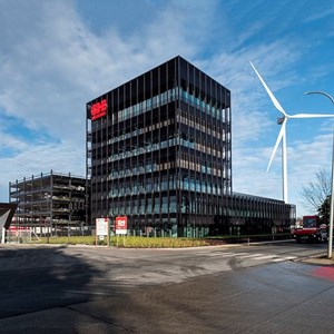 Nieuw landmark met architecturale zonwering in postindustrieel mijnlandschap