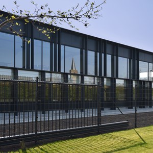 DUCO’s architecturale zonwering eyecatcher van het gebouw Almax-Easylab te Diksmuide