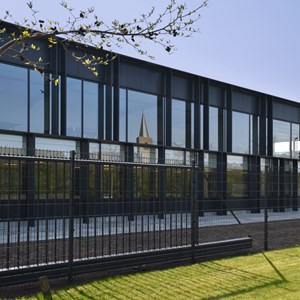 DUCO’s architecturale zonwering eyecatcher van het gebouw Almax-Easylab te Diksmuide DUCO’s architecturale zonwering eyecatcher van het gebouw Almax-Easylab te Diksmuide