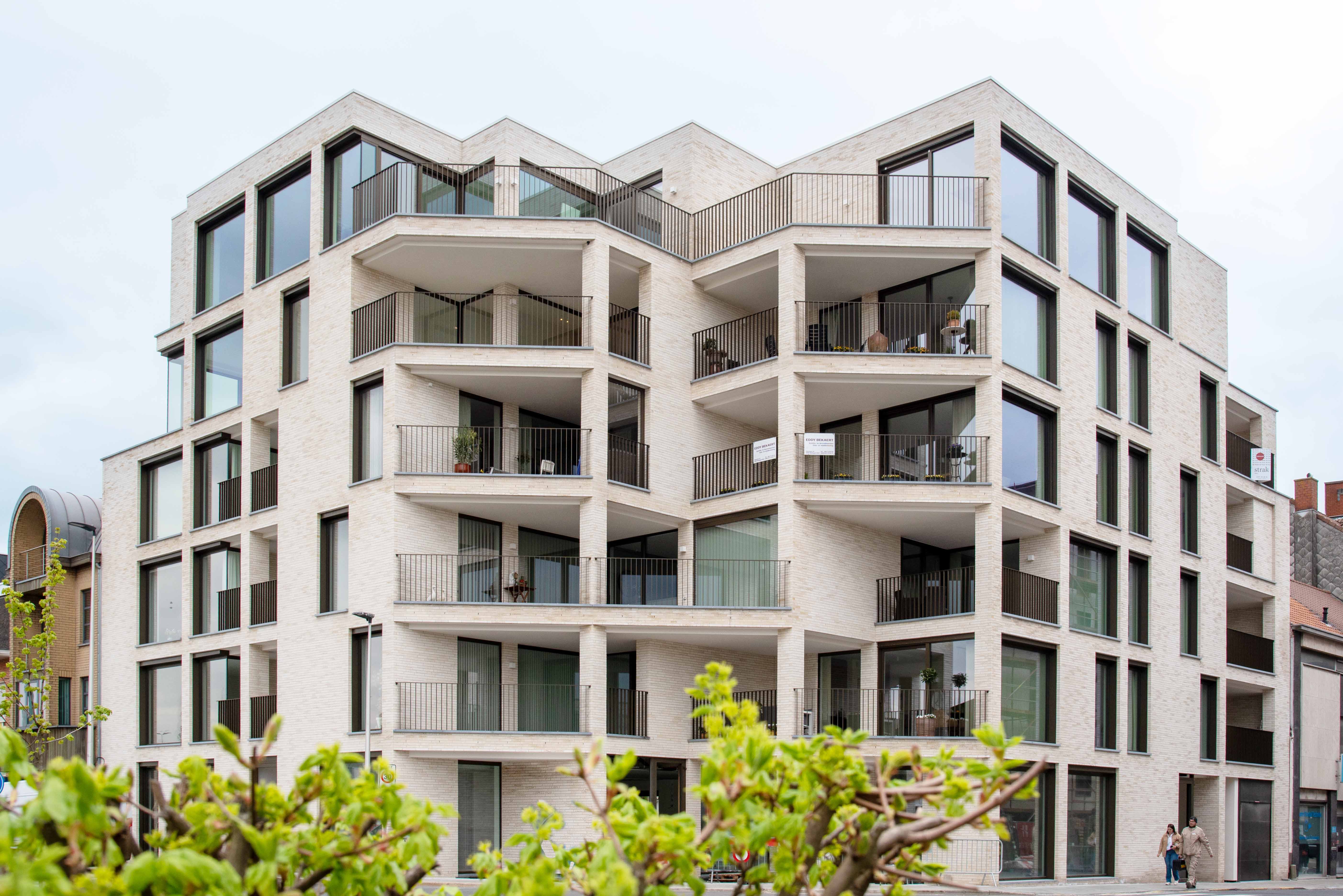 Ventilation zonale et brise-soleil structurel dans le bâtiment d'exposition La BoTTega