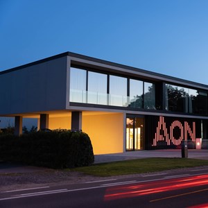 Aon opte pour un revêtement de façade à la fois marquant et discret avec les brise-soleil DucoSun Cubic Design