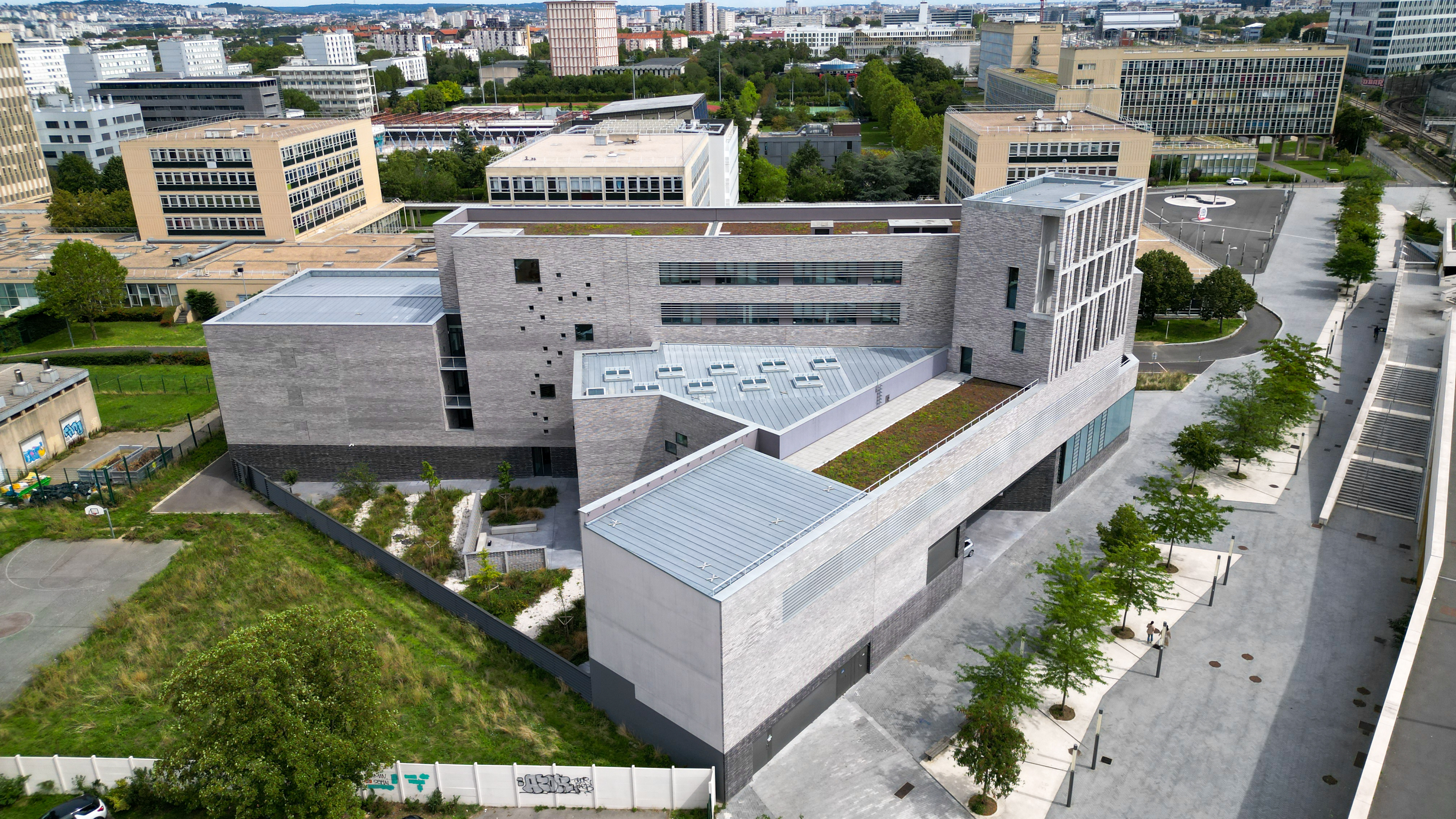 Intégration parfaite du brise-soleil dans la façade de la bibliothèque à Nanterre