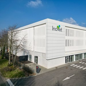 Brise-soleil DucoSun Cubic aux Laboratoires BIOVE, Arques, France Brise-soleil DucoSun Cubic aux Laboratoires BIOVE, Arques, France