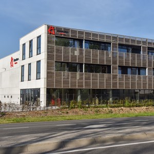 Axintor Interim opte pour brise-soleil permanent en bois au caractère esthétique Axintor Interim opte pour brise-soleil permanent en bois au caractère esthétique