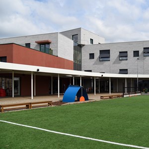 Optimaal binnenklimaat in klaslokalen Sint-Jozefschool te Ieper met DUCO zonwering Optimaal binnenklimaat in klaslokalen Sint-Jozefschool te Ieper met DUCO zonwering
