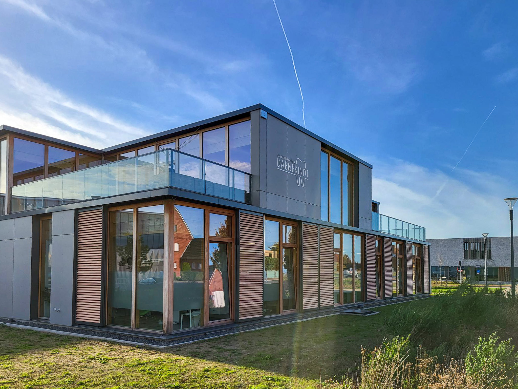 Le cabinet dentaire Daenekindt choisit les volets coulissants en bois DucoSlide LuxFrame