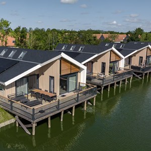 Architecturale zonwering en ventilatie bij Roompot Vakantiewoningen in Breskens Architecturale zonwering en ventilatie bij Roompot Vakantiewoningen in Breskens