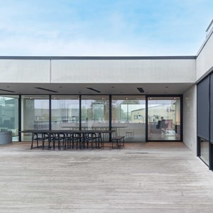 Transformatie iBeton kantoorgebouw met DucoScreen Front 95 zonwering Transformatie iBeton kantoorgebouw met DucoScreen Front 95 zonwering