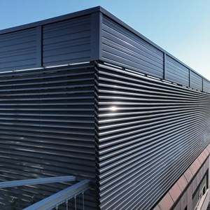 Rafraîchissement du cœur : le data centre Equinix atteint une ventilation optimale grâce au bardage à ventelles filantes DucoWall Rafraîchissement du cœur : le data centre Equinix atteint une ventilation optimale grâce au bardage à ventelles filantes DucoWall