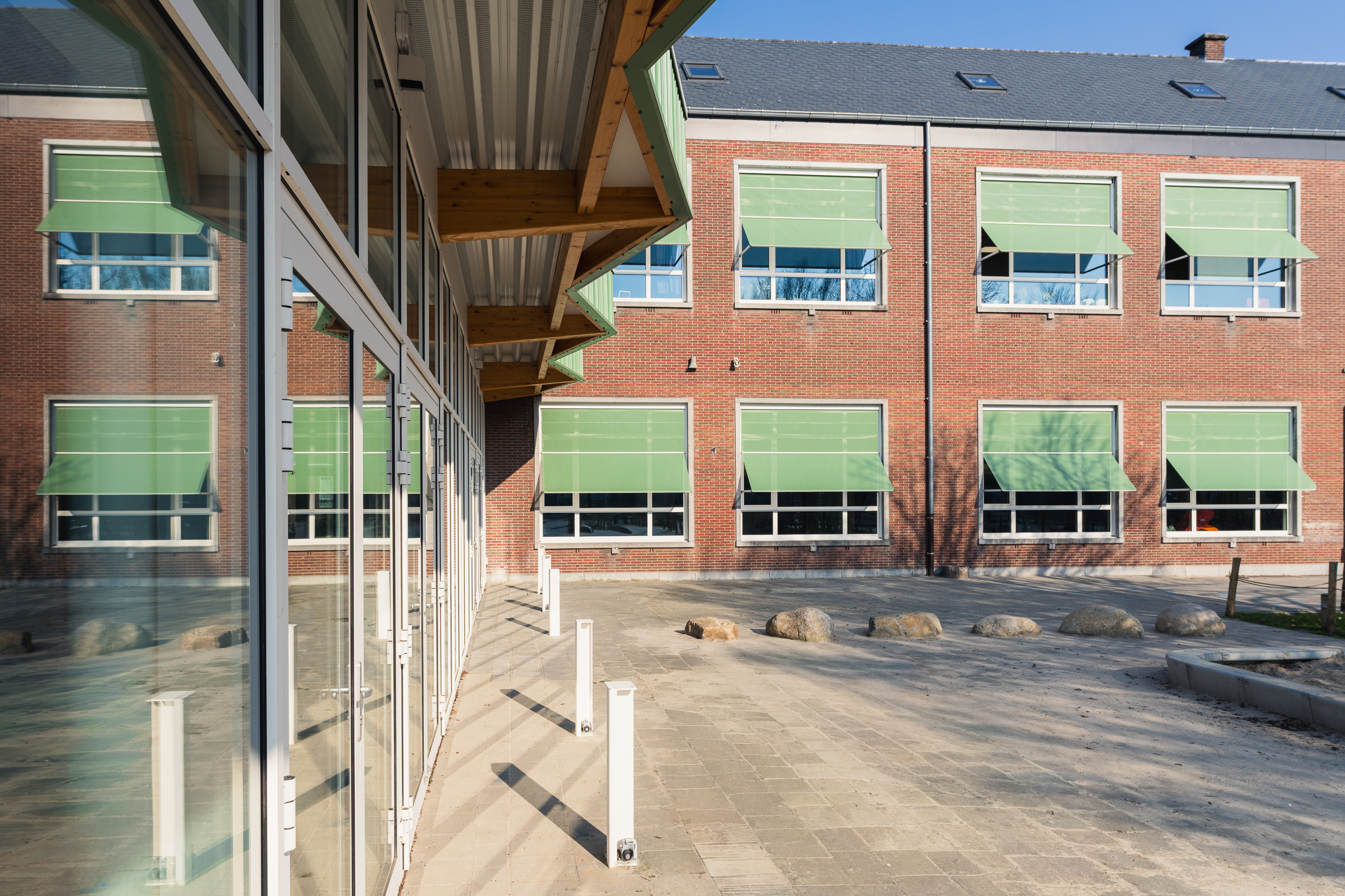 Protection solaire extérieure pour établissements scolaires — Vrije Basisschool De Robbert, Hamont-Achel