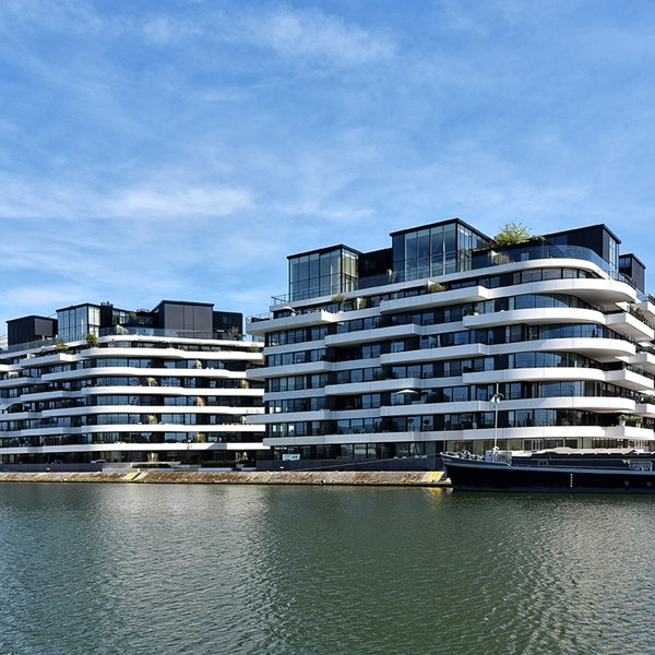 Architecturale zonwering op het dak van appartementencomplex Zuidzicht