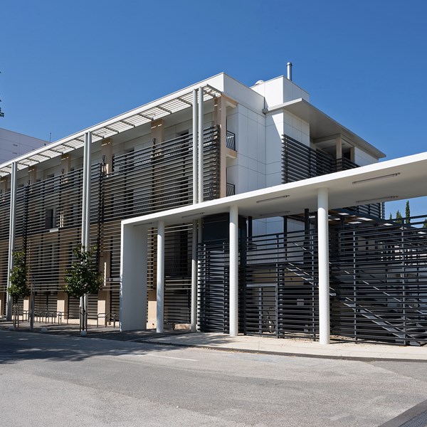 Brise-soleil architectural pour l’Institut d’Administration des Entreprises (IAE) à Puyricard