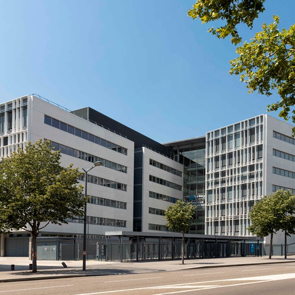 Brise-soleil DUCO donnant au lycée rénové un look élégant et épuré