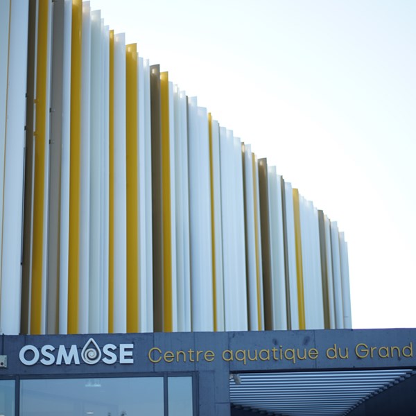 Lames de caractère et colorées recouvrant la façade du centre aquatique Osmose