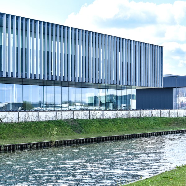 De moderne aluminium lamellen DucoSun Cubic Design geven het kantoorgebouw Duthoo een uniek karakter