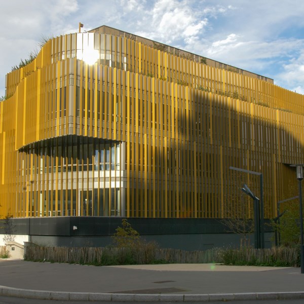 Brise-soleil contribuant parfaitement au caractère moderne du bâtiment Mission Marchand