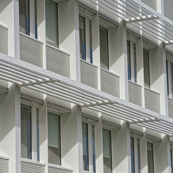 Un climat intérieur thermique agréable pour les élèves du collège Rosa Parks à Toulouse grâce aux brise-soleil DucoSun Ellips