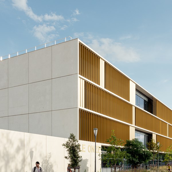 Brise-soleil attrayant à différentes fonctions pour l’immeuble ONZE à Lyon