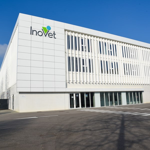 Brise-soleil DucoSun Cubic aux Laboratoires BIOVE, Arques, France