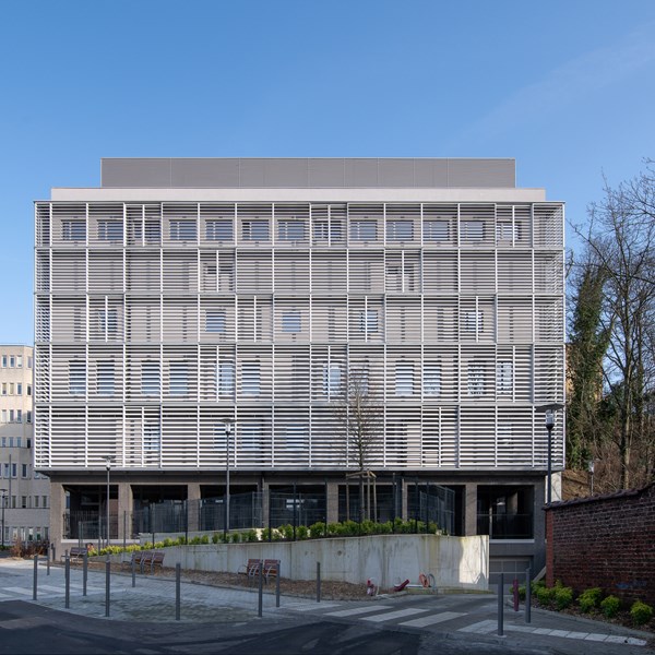 Protection solaire architecturale pour l'hôpital high-tech Iris à Bruxelles